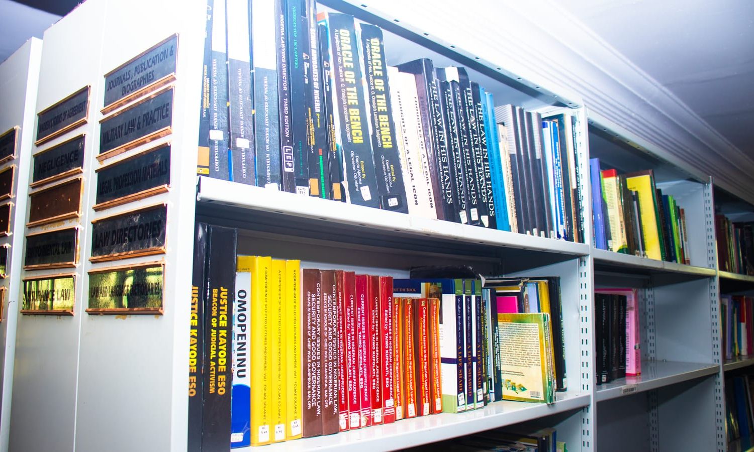 Regal mit juristischen Fachbüchern und Sachgebietsschildern in einer Kanzleibibliothek