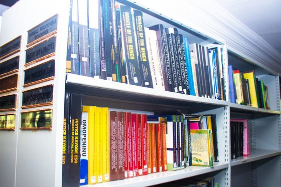 Regal mit juristischen Fachbüchern und Sachgebietsschildern in einer Kanzleibibliothek