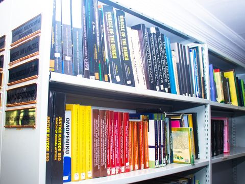 Regal mit juristischen Fachbüchern und Sachgebietsschildern in einer Kanzleibibliothek