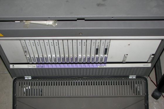 Geöffnete Telefonanlage mit einer Reihe von Steckkarten und Statusleuchten