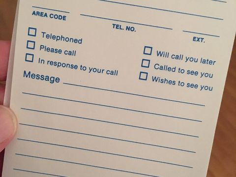 Hand hält einen leeren Telefonnotizblock „Memo of Call“ mit Feldern und Ankreuzkästchen