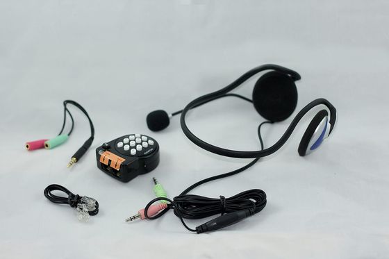 Headset mit Mikrofon, kleines Telefonmodul mit Tasten und Kabel auf hellem Grund