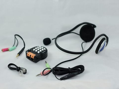 Headset mit Mikrofon, kleines Telefonmodul mit Tasten und Kabel auf hellem Grund